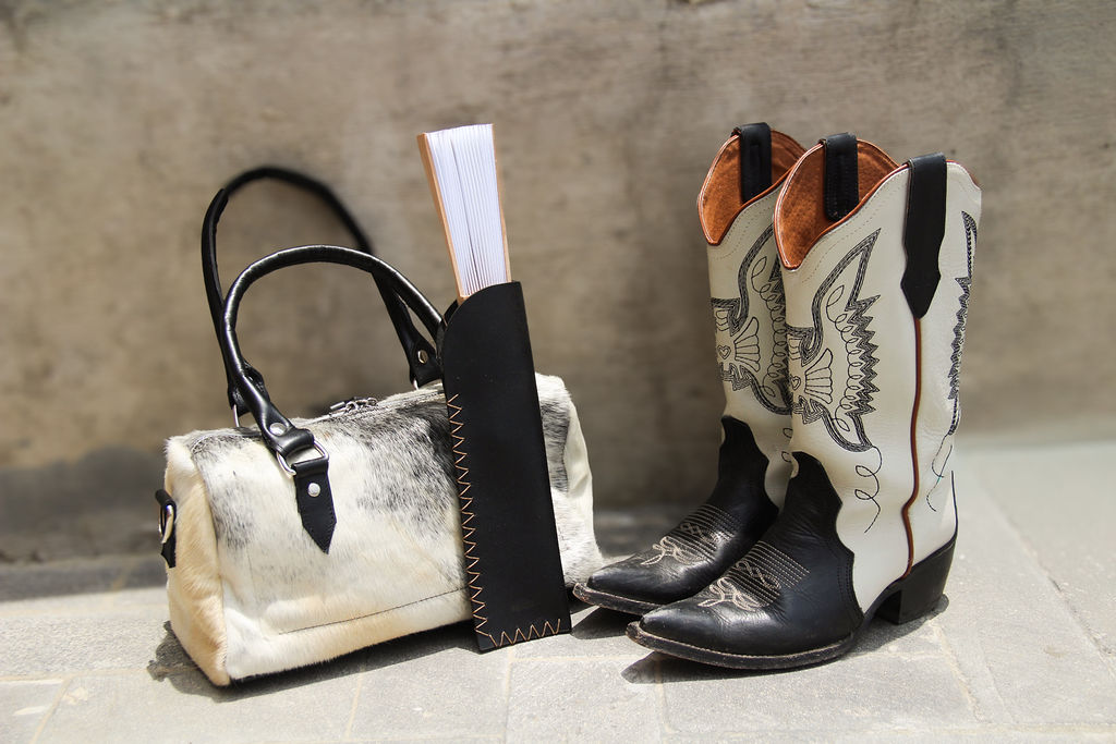 Bowler con abanico y botas