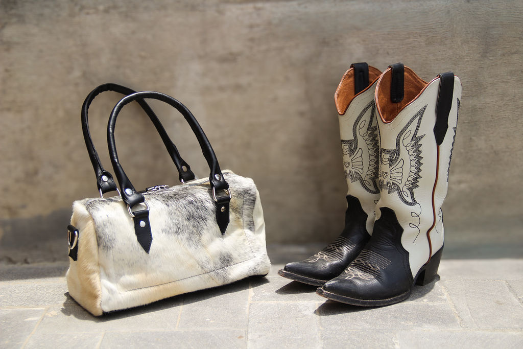 Bowler pelo junto a botas vaqueras