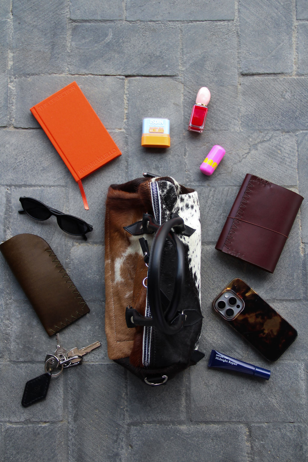 Flatlay con bowler y accesorios
